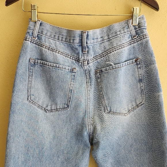 Stylish Light Blue Straight Leg Jeans with Distressed Details - Picture 10 of 13